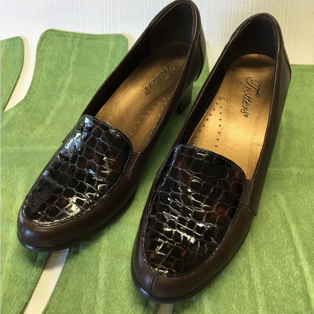 Trotters Brown Low Heels(2”) - Picture 3 of 9